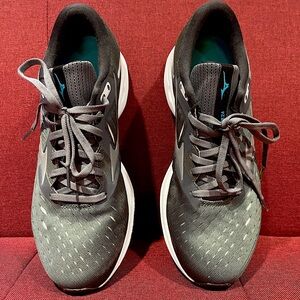 Mizuno Wave Rider 24 in gray, Women's Size 9.5🩶